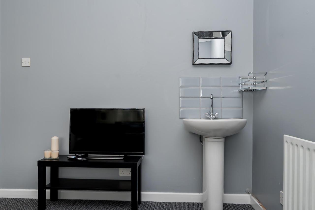 Shirley House 2, Self Catering Guest House, Self Check In, Smart Locks, 10 Min Walk To Southampton General, Aspire And Princess Anne Hospitals, Access To Fully Equipped Kitchen, Excellent Transport Links, Ideal For Longer Stays And Hospital Shifts ภายนอก รูปภาพ